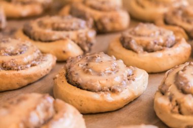 Kahvaltı, tatlı veya brunch için lezzetli mayalı hamur hamur işleri. Lezzetli sulu yedeklenmiş geleneksel ürünler ekmek veya şekerleme.