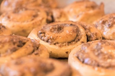 Kahvaltı, tatlı veya brunch için lezzetli mayalı hamur hamur işleri. Lezzetli sulu yedeklenmiş geleneksel ürünler ekmek veya şekerleme.