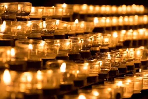 Mum kurban için barış umudu gücünü hayatın ve ruhun sembolüdür. Ayrıca güç acılarını ve ağrı bucak hizmetinde birlikte doğru