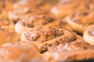 Lezzetli tarçın rulo pasta şeker buzlanma fındık doldurma