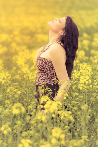 Menina bonita feliz no amor de verão livre de bem-estar dos jovens — Fotografia de Stock