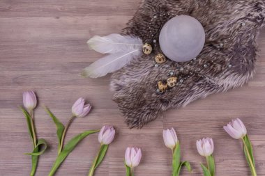 Yumurta tüylü, kürk laleli Paskalya Bayramı dekorasyonu.