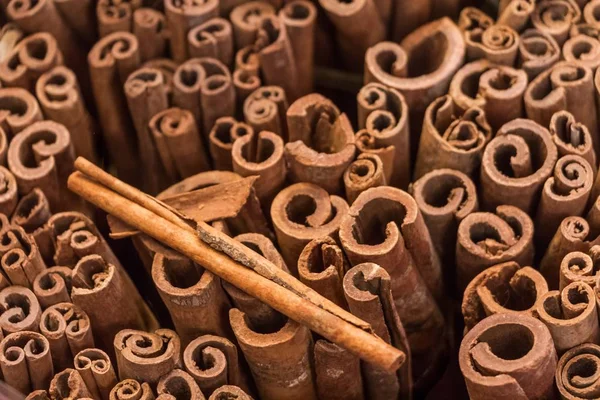 Doğu Lüks Baharat Pazarı 'nda Seylan tarçın çubukları