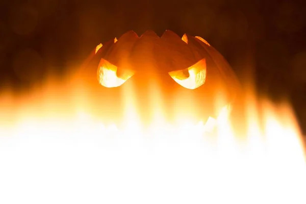 Gruselig geschnitzter Halloween-Kürbis in glühend heißem Höllenfeuer — Stockfoto