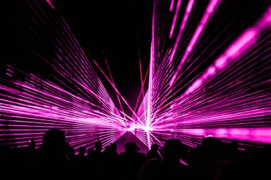 Pembe lazer gece hayatı kulüp sahne parti insanlar kalabalık ile göster