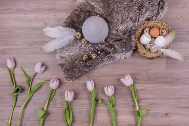 Yumurta tüylü, kürk laleli Paskalya Bayramı dekorasyonu.