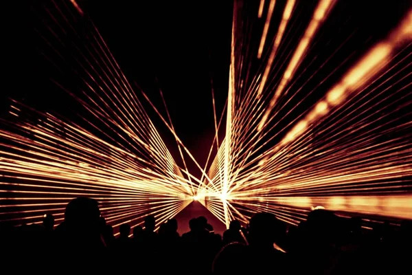 Golden laser show nightlife club stage com festa pessoas multidão — Fotografia de Stock