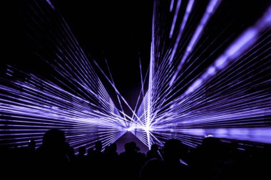 Mor lazer gece hayatı kulüp sahne parti insanlar kalabalık ile göster