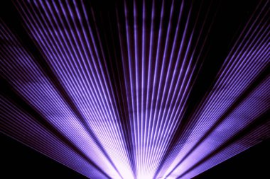 Mor lazer gösterisi gece kulübü sahnesi ışıl ışıl ışıl ışıl