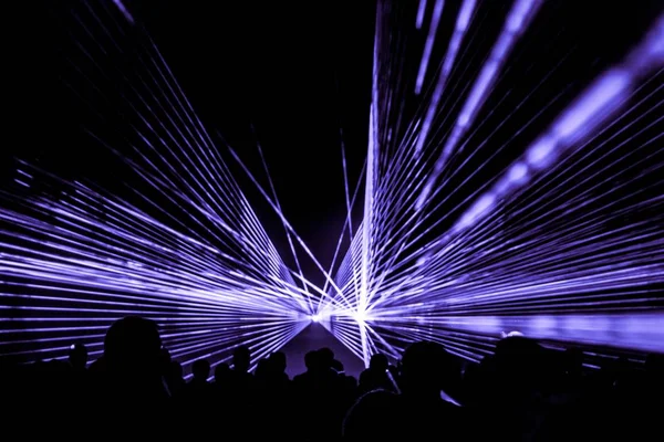 Purple laser show nightlife club stage with party people crowd — Stock Photo, Image