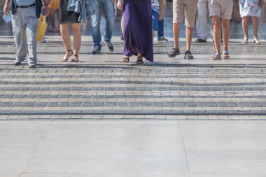 Şehir merkezindeki yaya geçidi kalabalığı yolda yürüyor