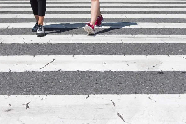 Şehir merkezindeki yaya geçidi kızları yolda yürüyor.