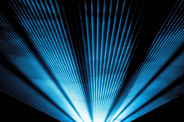 Espectáculo de láser azul discoteca escenario y brillantes rayos brillantes —  Fotos de Stock