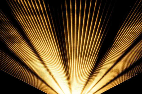 Espectáculo láser amarillo club nocturno escenario brillantes rayos brillantes —  Fotos de Stock