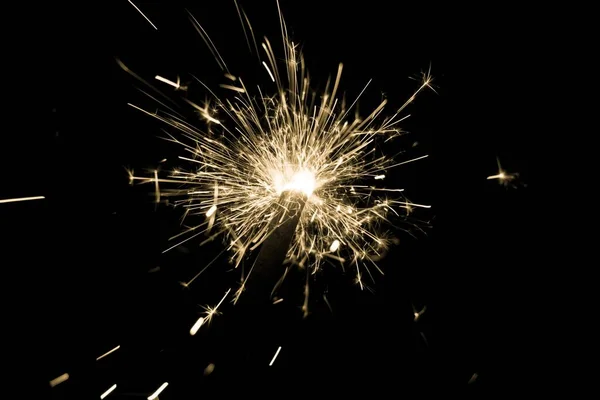 豪華な娯楽など 大晦日 独立記念日や誕生日パーティーのお祝い 暗い背景に輝く光の火花 — ストック写真