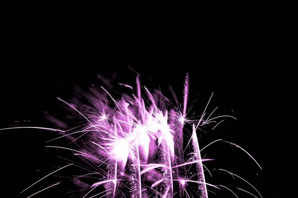 プレミアムエンターテインメントマジックスター花火など 大晦日や独立記念日のパーティーのお祝い 黒暗夜の背景 — ストック写真
