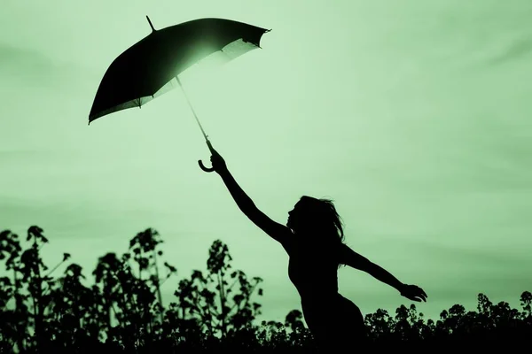 Природа Девушка Ветреный Дождливый День Имеет Приключения Странствие Похоти Прекрасная — стоковое фото