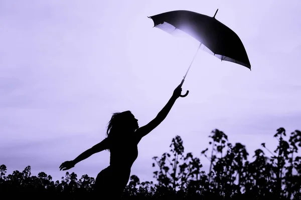 Mulher Silhueta Livre Desconectado Com Guarda Chuva Até Céu Roxo — Fotografia de Stock