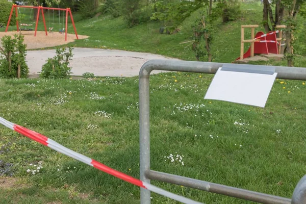 Corona virüsünün karantina altına alınması oyun alanını yasaklıyor. Bariyer bandı ve boş tabela. Covid-19 güvenlik önlemi, salgının yayılma riski taşıyor. Kanun yönetmelikleriyle Coronavirus kısıtlaması.