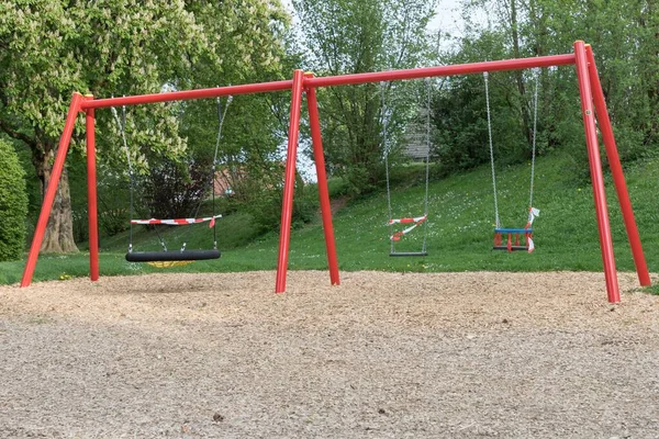 Corona Vírus Quarentena Bloqueio Proibir Balanços Playground Encerramento Por Fita — Fotografia de Stock