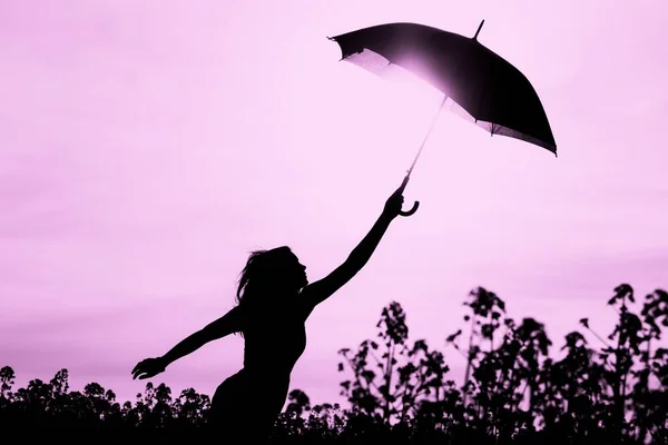 Отключенная Свободная Силуэт Женщина Зонтиком Розового Неба Природа Девушка Ветреный — стоковое фото