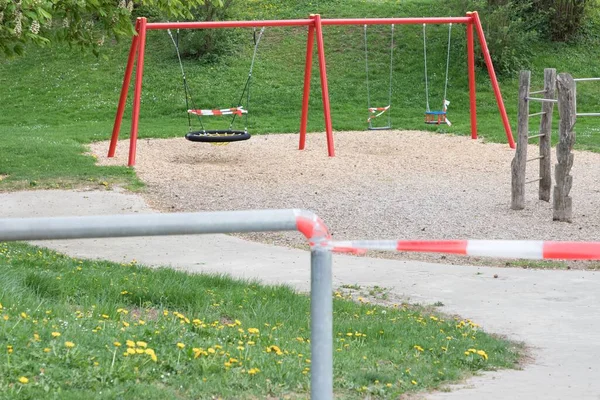 Corona Vírus Quarentena Bloqueio Proibir Balanços Playground Encerramento Por Fita — Fotografia de Stock