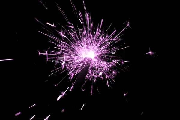 キラキラの火花が広がって火の上にピンクの輝きカウントダウン 豪華な娯楽など 大晦日 独立記念日や誕生日パーティーのお祝い 暗い背景に輝く光の火花 — ストック写真