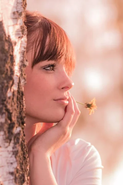 Krásná Dívka Květinami Snění Přírodě Kmeni Stromu Mladá Bezstarostná Žena — Stock fotografie