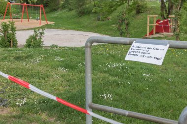 Corona virüsünün karantina altına alınması oyun alanını yasaklıyor. Covid-19 güvenlik önlemi. Kapanış yasağı işareti. Alman metni Coronavirus Kısıtlama Yönetmeliği yüzünden kapalı demek! Uzak dur.!