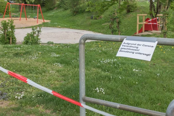 Corona virüsünün karantina altına alınması oyun alanını yasaklıyor. Covid-19 güvenlik önlemi. Kapanış yasağı işareti. Alman metni Coronavirus Kısıtlama Yönetmeliği yüzünden kapalı demek! Uzak dur.!
