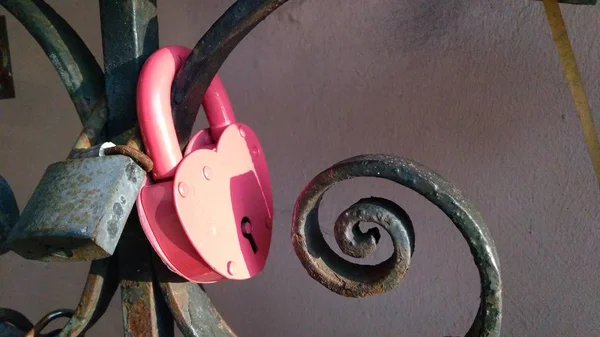 Kunci cinta berbentuk hati tergantung di jembatan untuk latar belakang Hari Valentine — Stok Foto