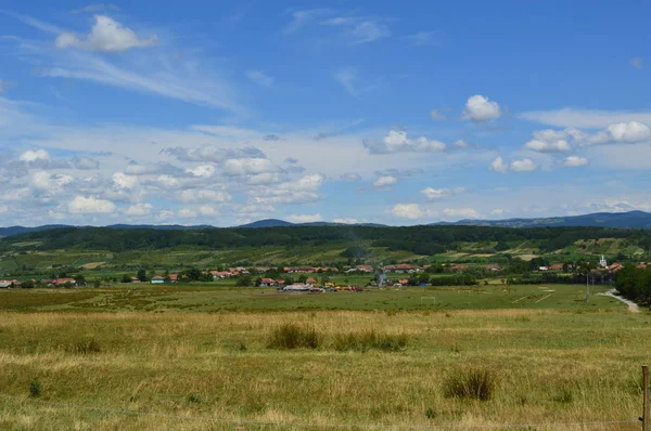 Зелені пагорби в гірському пейзажі під час заходу сонця мальовничий пейзаж — стокове фото