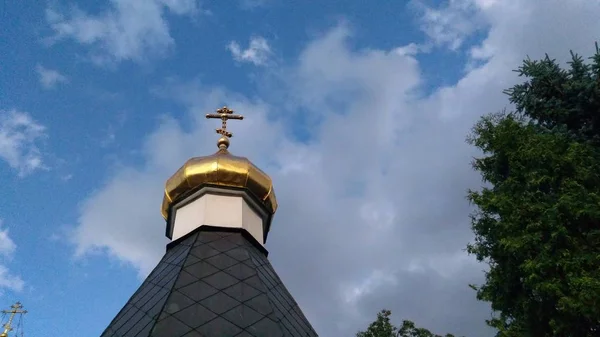 Три купола з золотими хрестами Російської Православної Церкви під блакитним небом з хмарами — стокове фото