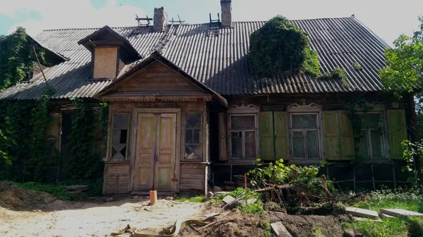 Meninggalkan rumah kayu tua di Vilnius, Lithuania — Stok Foto
