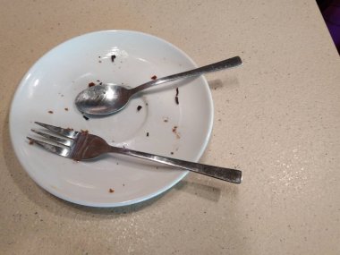 Kırıntılı tabak ve tahta zemin üzerinde kullanılan çatal kopyalama alanı