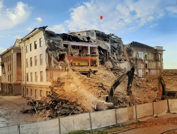 Abriss des alten Gewerkschaftsgebäudes in Vilnius Litauen am 10. 11. 2019 — Stockfoto