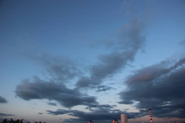 Ciel Bleu Avec Des Nuages Sombres Coucher Soleil Après Pluie — Photo