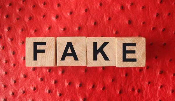 Fake Wort Holzklötzen Auf Rotem Leder Geschrieben Fake News Oder — Stockfoto