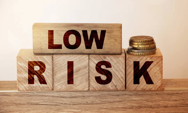 Alacsony Kockázat Blokkok Érmék Halom Asztalon Kockázati Koncepció Üzleti Életben — Stock Fotó
