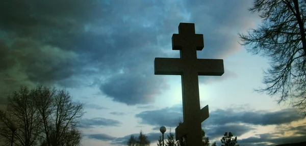 黄昏时 在暴风雨的天空下 十字架在墓园里 生命与死亡概念 — 图库照片