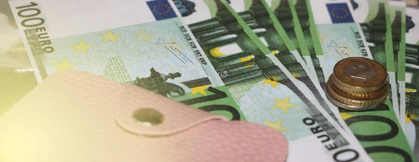 コイン付きの金融コンセプトとユーロ紙幣付きの革財布 選択的焦点 自然な朝の光 — ストック写真
