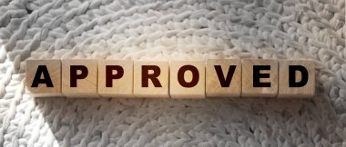 Tığ işi halıdaki küçük tahta küplerin onaylı metni