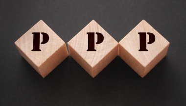Mavi arka planda tahta küplerin üzerindeki PPP kavramı. Teknoloji konsepti.