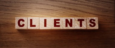 Tahta küplerle müşteri sözcüğü. B2C iş kavramı, müşteri odaklı pazarlama stratejisi kavramı.