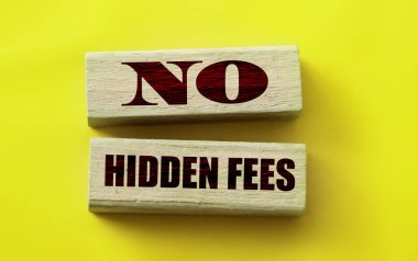 Ahşap blokta gizli harç kelimeleri yok. Vergiler ve cezalar finansal konsept.