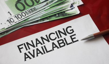 FİNANCI AVALABLE SİLAHI. Sayfa üzerine kalem ve 100 Euro banknot. İş sponsorluğu kavramı.