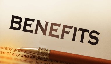 Kalemle sayfaya yazdırılan sözcüğü destekler. Sigorta veya emeklilik ödemesi sosyal konsepti.