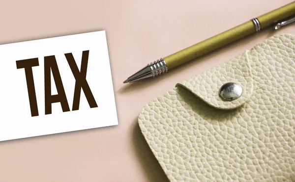 税词用钢笔和皮夹印在卡片上 营业税和规费概念 — 图库照片