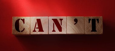 Kırmızıda tahta bloklarda mesaj atamazsın. İş ve kariyer konsepti fırsatları.