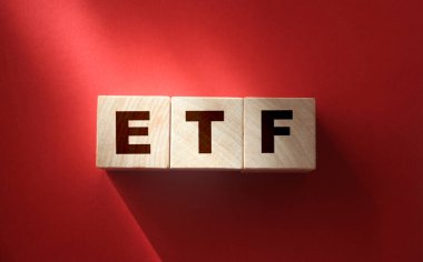 ETF, Exchange Traded Fund, hisse senedi piyasasında ticaret yapabilen gerçek zamanlı yatırım fonu, ETF kelimesinin alfabeyle oluşturulduğu küp tahta blok. Mali konsept